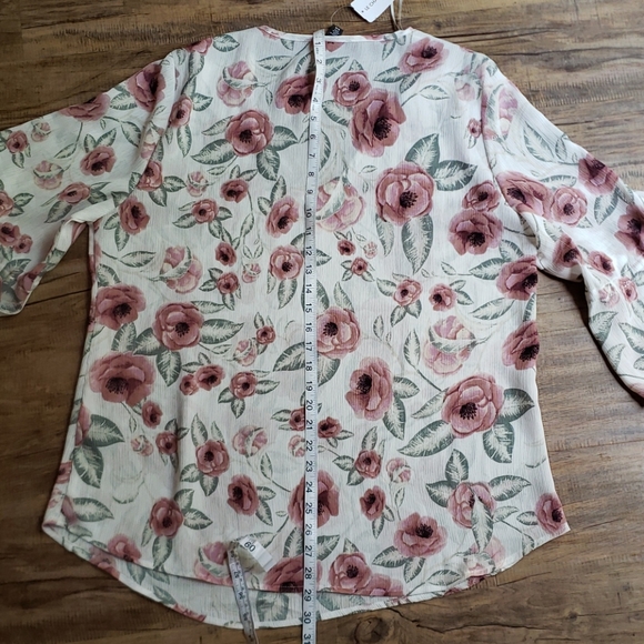 Bell sleeve blouse - Picture 6 of 8